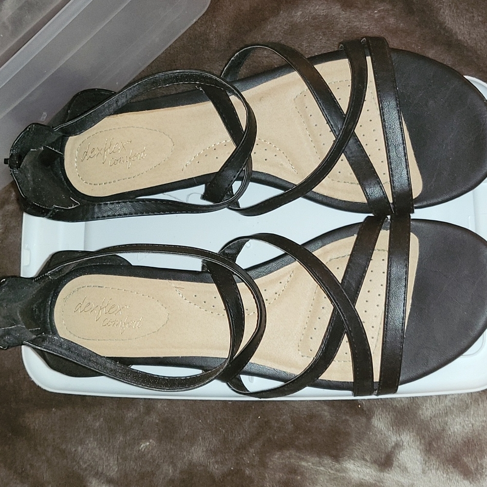 13W Black strappy sandal